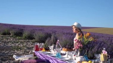 Lavanta tarlasında piknik masası. Lavanta Çiftliğindeki Kadınlar İçin Etkinlik