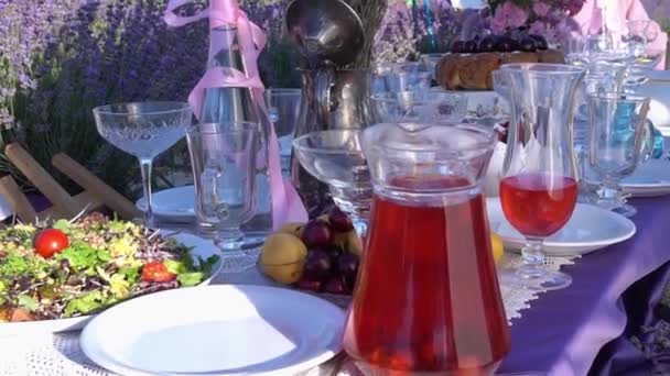 Lavendelfält, mat och vin i Provence, Frankrike Resor. Romantisk lila picknickdukning — Stockvideo