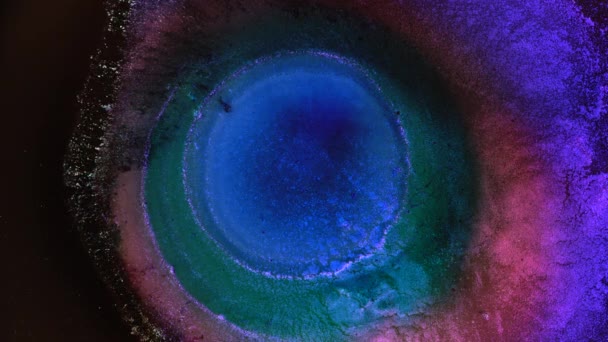 Néon roxo azul rosa verde e brilho tintas metálicas respingo. Reacção química macro, micro explosão. Fundo abstrato líquido decorativo. O Universo Cosmos Olho de Deus Nebulosa — Vídeo de Stock