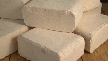 Biyokütle Briketleri. Eko-yakıt briketleri tarım atığı, kömür tozu veya atık kağıt gibi sıkıştırılmış biyokütle materyallerinin bloklarıdır.