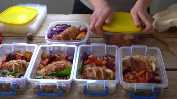 Restaurante que ofrece comida para llevar o entrega durante la pandemia de coronavirus. Comidas preparadas en recipientes de plástico. Comida lista para comer de una cocina casera certificada, restaurante, cafetería — Vídeos de Stock