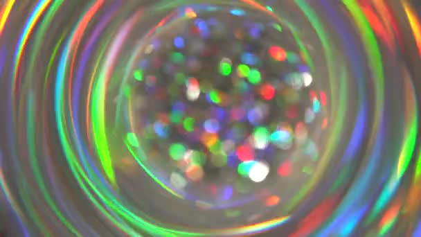 Neón holográfico multicolor luces de arco iris en un círculo o en una bola de vidrio, bokeh mágico. Fondo de lujo abstracto para la fiesta. Luces de noche borrosas de vacaciones — Vídeos de Stock