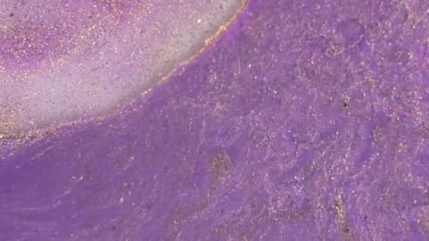 Tekutá fialová růžová a velmi peri barvy kosmetický třpytivý produkt s třpytivými částicemi. Abstraktní pozadí. Opravdu krásná látka proudí. Makro. Motion smíšené barevný kovový inkoust — Stock video
