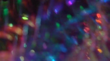 Kristal prizma parlak gökkuşağı renklerinde ışığı kırıyor. Cam neon, mor holografik arka plan. Optik yanılsama