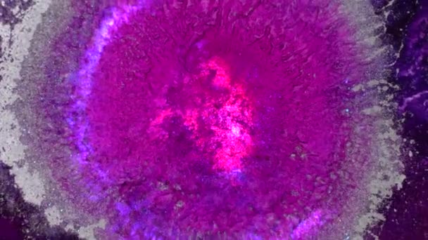 Неонова величина фіолетово-рожевий фіолетовий дуже окістяний і сріблястий кольори чорнила градієнт. Змішування та обертання рідких фарб макро — стокове відео