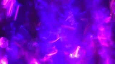 Bir prizmanın içinden geçen neon ışığı, dumanın içinden. Siberpunk tarzı arkaplan