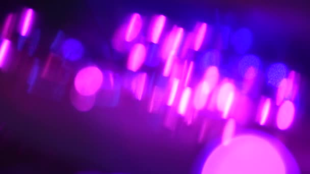 Neón púrpura y azul bokeh luces de la ciudad. Fondo abstracto de color neón, estilo cyberpunk — Vídeo de stock