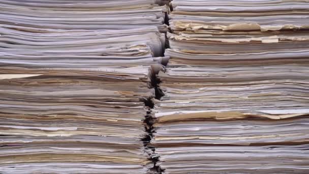 Muchos documentos de oficina sobre la mesa. Montones de papeles viejos en el archivo — Vídeos de Stock