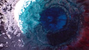 Mavi, kırmızı ve beyaz mürekkep damlaları. Kimyasal reaksiyon makro, mikro patlama. Dekoratif sıvı soyut arkaplan. Tanrı 'nın Evren Gözü Nebulası. Çemberde döndürme