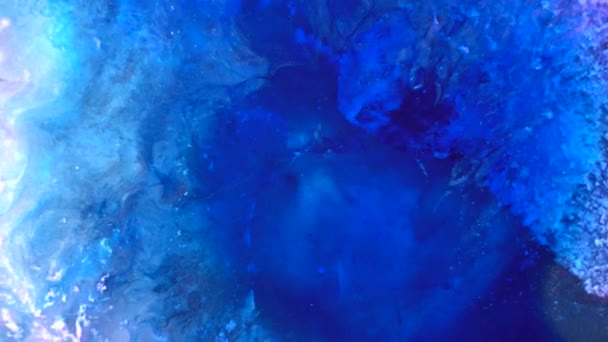 Modèle abstrait bleu néon violet dans le style cyberpunk. Mélange d'encre liquide dans l'eau — Video