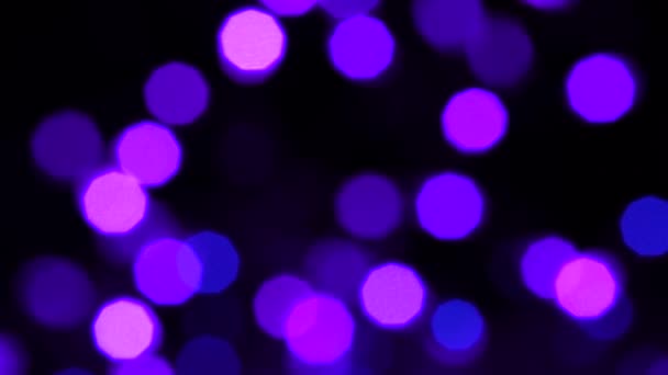 Violet et bleu néon lumières scintillantes floues sur un fond sombre — Video