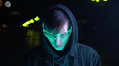 Gelecekçi tarzı. Neon gözlüklü siber punk Asyalı genç.