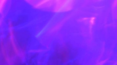 Bir prizmanın içinden geçen neon ışığı, dumanın içinden. Siberpunk tarzı arkaplan