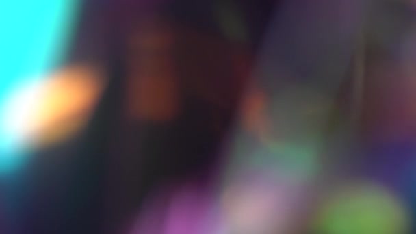 Trendy iriserende holografische achtergrond ontwerp. Veelkleurig paars roze blauwe kleuren stralen verblinding en bokeh. Optische kristallen prisma lichtbundels illusies — Stockvideo