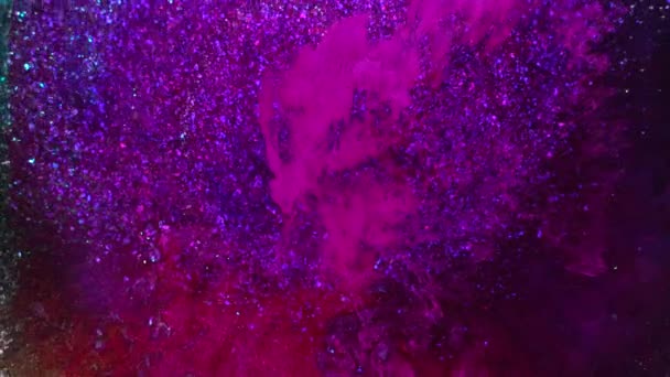 Neon magenta lila rosa violett mycket peri färger bläck blanda lutning med glänsande holografiska partiklar. Galaxen, rymden kosmos universum stjärnor — Stockvideo