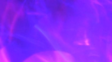 Çok peri neon kırmızısı menekşe pembesi, mavi renk gradyanı. Işınlar, ışık sızıntıları, yansımalar, parıltılar, parlak renkler. Görsel psikedelik soyut sanat arkaplanı