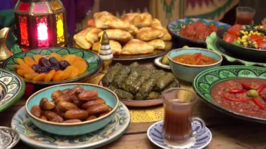 Ortadoğu yemek kültürü. Fas mutfağı. Geleneksel kuzu ve sebzeden yapılmış yemekler. Ev yapımı şenlikli yemekler.