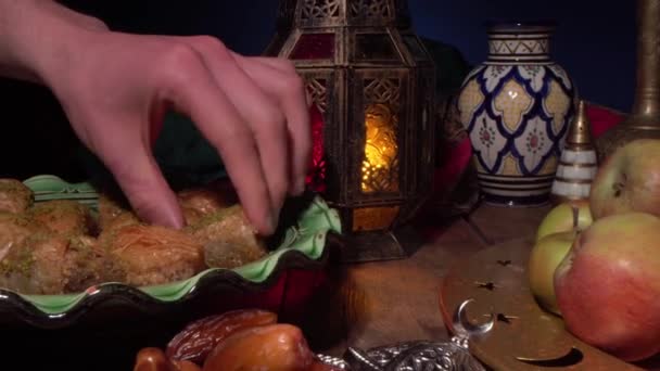 Eau de goudron et dates pour l'ouverture du jeûne du Ramadan. Les musulmans rompent leur jeûne au moment de l'appel à la prière pour la prière du soir — Video