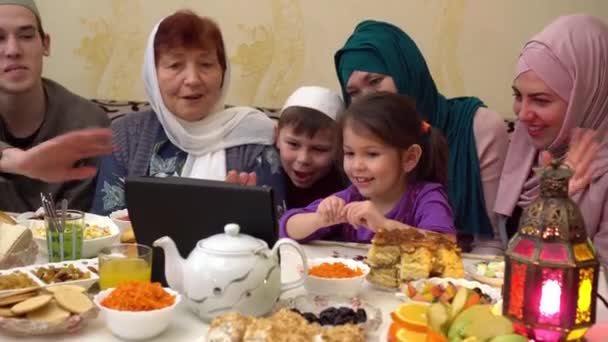 Ramadán online oslava, muslimská rodina u stolu. Video-konference iftar, on-line dárky a další způsoby, jak oslavit festival uprostřed uzamčení koronaviru — Stock video