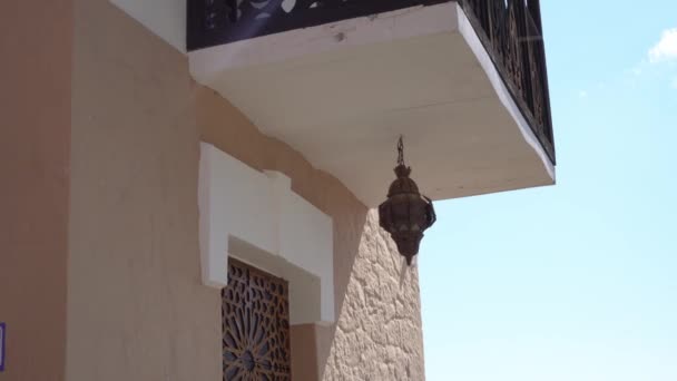 Dekoracyjna orientalna latarnia z kolorowym szkłem zdobi budynek w marokańskim mieście. Święty Muzułmański Miesiąc Ramadan — Wideo stockowe