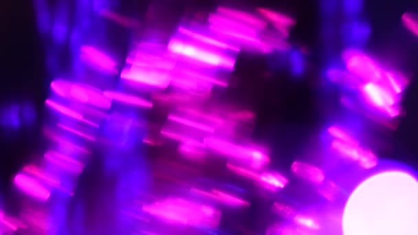 Neonstrålar, violetta lila rosa färger ljus läckor, prisma reflektioner och bländning. Visuell psykedelisk abstrakt cyberpunk bakgrund — Stockvideo
