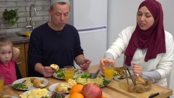 Família Muçulmana Autêntica Feliz Jantar Juntos Em Casa. Comida tradicional muçulmana Halal na mesa. Mãe e pai com filhos — Vídeo de Stock