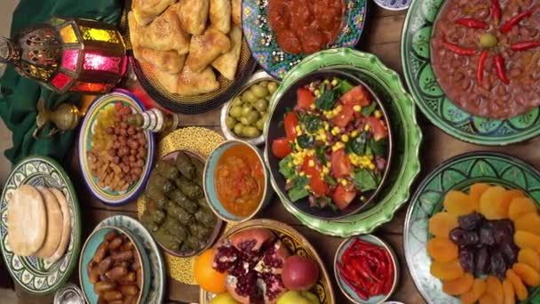 La nourriture du Ramadan. Cuisine arabe. Table arabe Iftar. La fête islamique de l'Aïd el-Fitr marque la fin du jeûne islamique du mois de Ramadan. Nourriture orientale traditionnelle et repas sont sur la table — Video