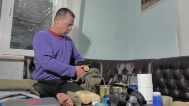 Acil durum sırt çantası çantası çantası. Adam acil durum için hazırlanıyor.