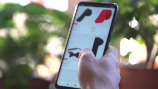 En man hemma Använda Smartphone Köper i Internet Shop. Beställningar knyts i en onlinebutik med hjälp av en smarttelefon. Handla på nätet — Stockvideo