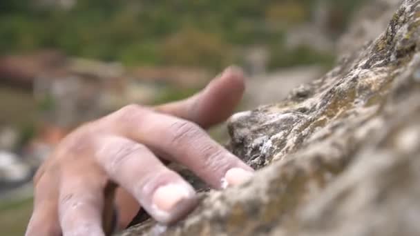 Les grimpeurs main avec magnésie gros plan, au ralenti. Femme saisit un bord tenir tout en escaladant une falaise difficile. La craie de magnésium vole dans l'air alors que l'alpiniste escalade une falaise — Video