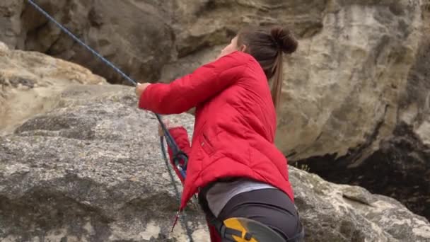 Entrenamiento de escalada en roca al aire libre y seguro de pareja. Escalada de actividad deportiva activa extrema. — Vídeos de Stock