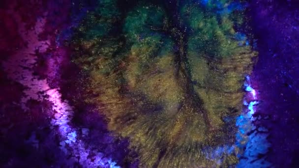 Violeta roxo gradiente de tinta muito peri com partículas de ouro metálico. Fundo espacial mágico abstrato. Reacção química macro. Explosão e respingo de cores — Vídeo de Stock