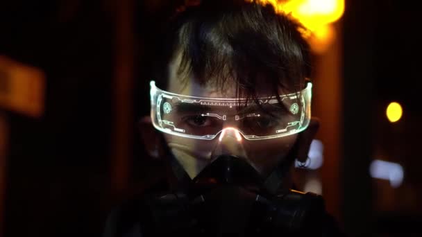 Mężczyzna w masce ochronnej. Cyberpunkowy styl, wysoka technologia i fantastyczna przyszłość — Wideo stockowe