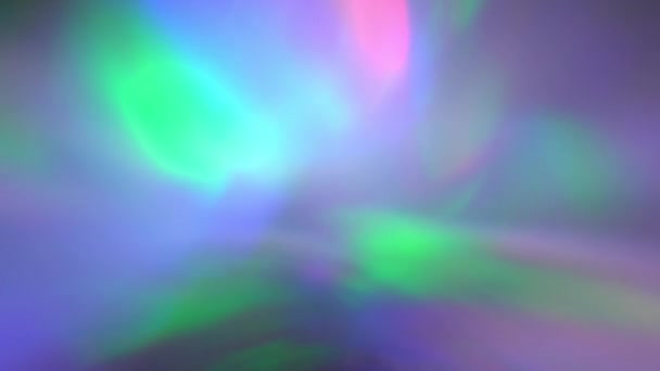 Farol óptico prisma de cristal Vigas ilusiones. Diseño de fondo holográfico iridiscente. Multicolor púrpura rosa azul colores rayos deslumbramiento y bokeh — Vídeo de stock