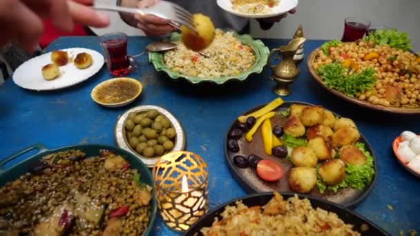 Φαγητό Ραμαζανιού. Ευτυχισμένη αυθεντική αραβική μουσουλμανική οικογένεια έχουν ένα δείπνο στο σπίτι μαζί. Έννοια της θρησκείας, τρόπος ζωής, διαμονή στο σπίτι, κλείδωμα, οικογένεια — Αρχείο Βίντεο