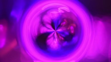 Holografik olarak mor ve pembe renklerin gradyan dairesi. Nöron geleceksel hareket arkaplanı