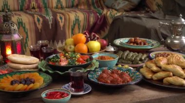 Bayram mübareği, Ramazan masası. Geleneksel Ortadoğu Müslüman helal gıdaları. Kurban Bayramı 'nın kutlanması