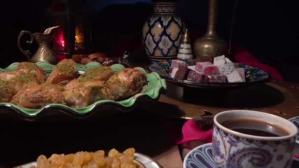 Jídlo ramadánu. Šálek kávy, datle, sušené ovoce, sladkosti. Eid - Islámská dovolená. Tabulka Iftar — Stock video