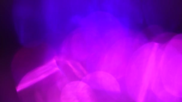 Retro neon paars donker blauw hot roze kleuren. Waas in beweging. Optische kristallen prisma lichtbundels. Abstracte licht animatie. Neon licht knippert achtergrond of overlay — Stockvideo