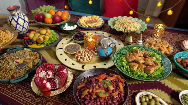Los iftares del Ramadán marcan el final del ayuno. Mesa con dátiles, comida oriental y dulces. Eid mubarak. Cocina tradicional de Oriente Medio, cena — Foto de Stock
