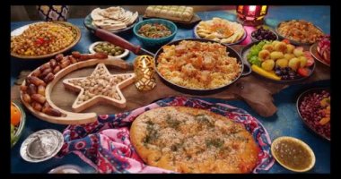 Ramazan boyunca servis edilecek geleneksel yemekler - Falafel, samosa, nohut, fasulye, pita ekmeği, pilav, tajin, kuskus, hurma, zeytin. Bayram kutlaması için bir sehpa. Aile yemeği.