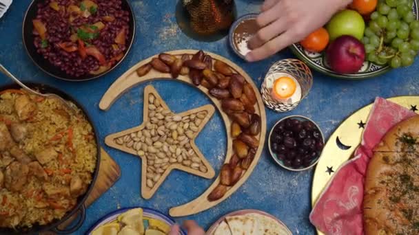 Ramadan iftar Eid. Die muslimische Familie isst zu Hause zu Abend. Tisch mit traditionellen Speisen. Eid al-Fitr-Feiern — Stockvideo