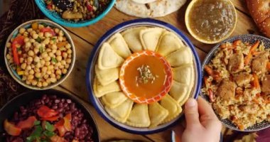 Samosa lezzetli bir dolgusu olan kızarmış ya da fırında yapılmış bir hamur işidir. Samosalar Güney Asya, Orta Doğu, Orta Asya ve Doğu Afrika 'nın yerel mutfaklarında popüler bir başlangıç, aperatif veya aperatiftir. Ramazan