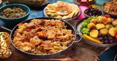 Geleneksel Ramazan yemeği. Pilaf plov veya pilau, baharat ve et içeren bir pirinç tabağıdır. Kurban Bayramı Masa Ayarları, helal yemekler