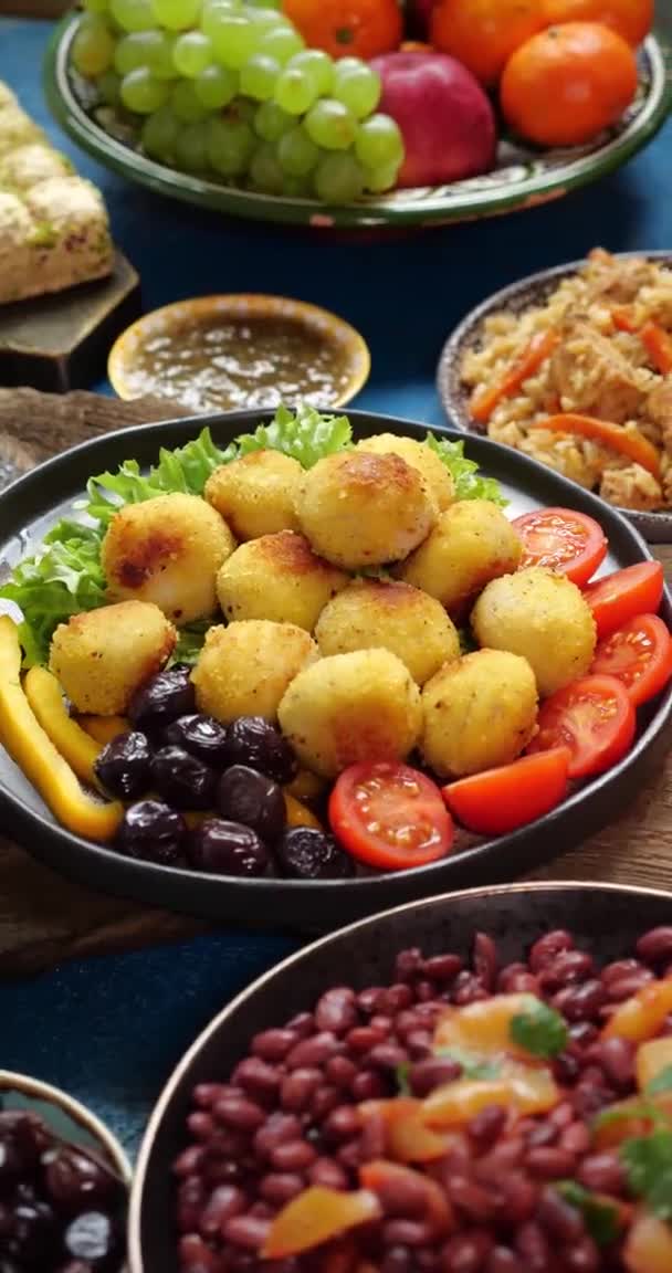 Eine frittierte Falafel-Bällchen ist eine traditionelle Speise aus dem Nahen Osten. Halal-Ramadan-Essen Rezepte — Stockvideo