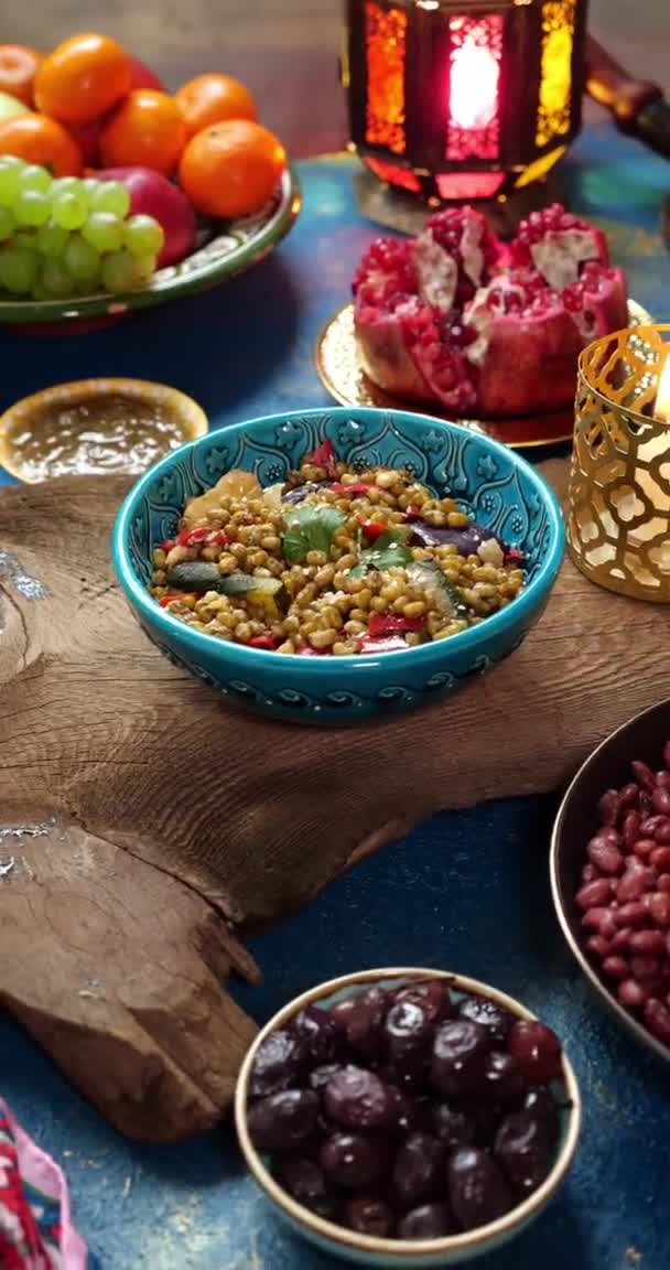 Mung-bab curry Hagyományos vegán étel. Indiai, keleti, délkeleti és dél-ázsiai konyha — Stock videók