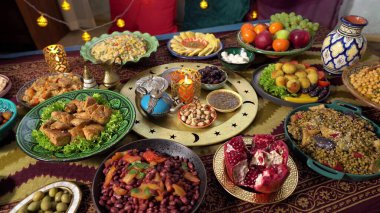 Ramazan havanları orucun sonunu işaret ediyor. Tarihli masa, doğu yemekleri ve tatlılar. Bayram mübareği. Geleneksel Orta Doğu mutfağı, akşam yemeği