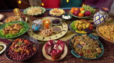 Ramazan havanları orucun sonunu işaret ediyor. Tarihli masa, doğu yemekleri ve tatlılar. Bayram mübareği. Geleneksel Orta Doğu mutfağı, akşam yemeği