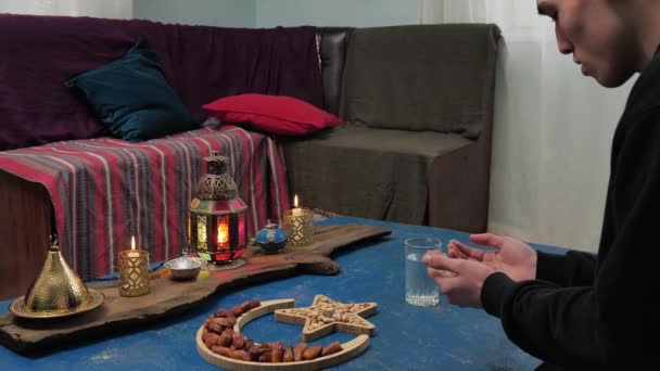 Fasten im Islam. Ein muslimischer Mann betet. Termine und ein Glas Trinkwasser zum Fastenbrechen im heiligen Monat Ramadan — Stockvideo