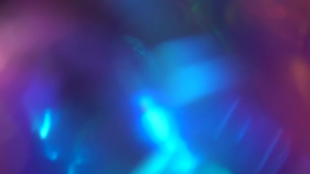 Prisma de cristal refractando luces en colores holográficos vivos. Ilusión óptica. Vidrio neón púrpura muy peri gradientes fondo — Vídeo de stock